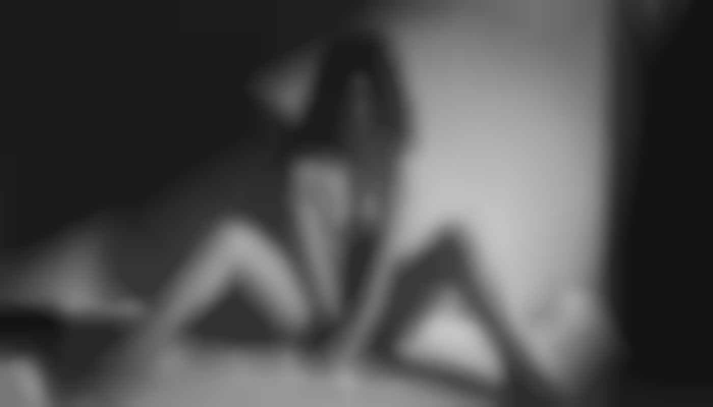 How to make the woman climb the curtain